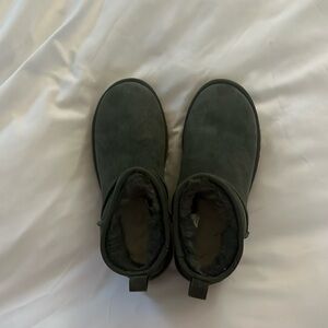 Women’s size 9 olive green mini Uggs. Never worn.